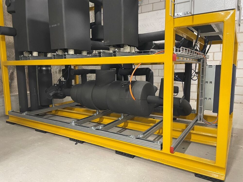 Eine Radialpumpe, wie sie im ETS im Prodega-Markt St. Gallen im Einsatz ist. Pumpe und Motor sind in einem Stahlgehäuse mit 130 bar Druckbeständigkeit untergebracht. Diese halbhermetische Bauweise beugt Leckagen vor, wie sie bei der Kolbenpumpe im Prodega-Markt Dietikon aufgetreten waren.